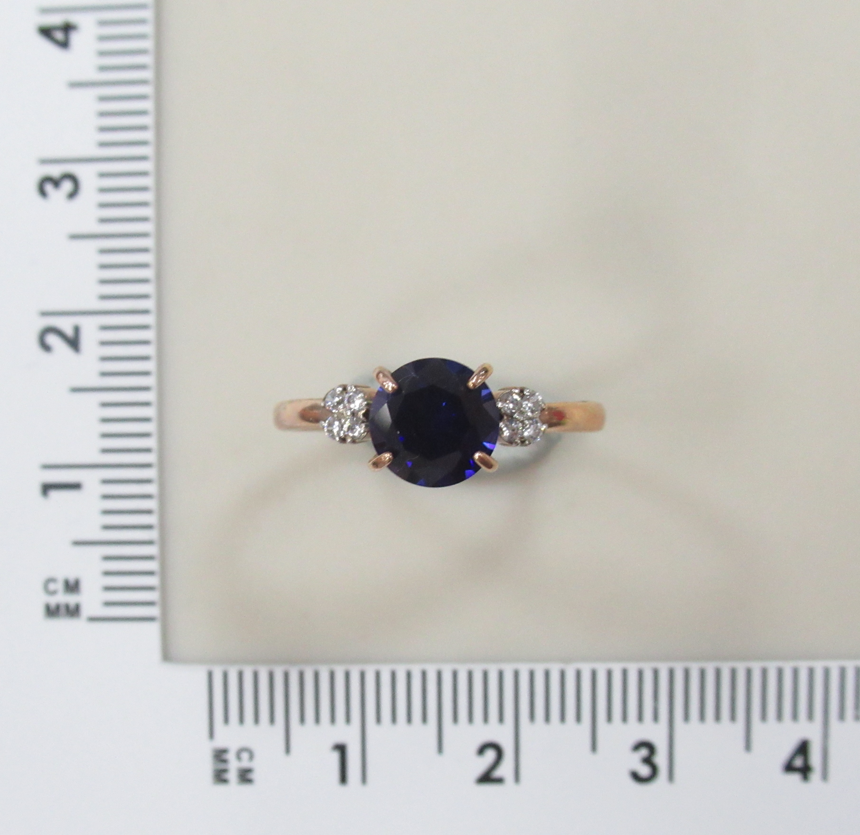 Серебряное кольцо 925 пробы; вставки 1 ГТ Сапфир, 8 Куб. Цирконий бесцв.;